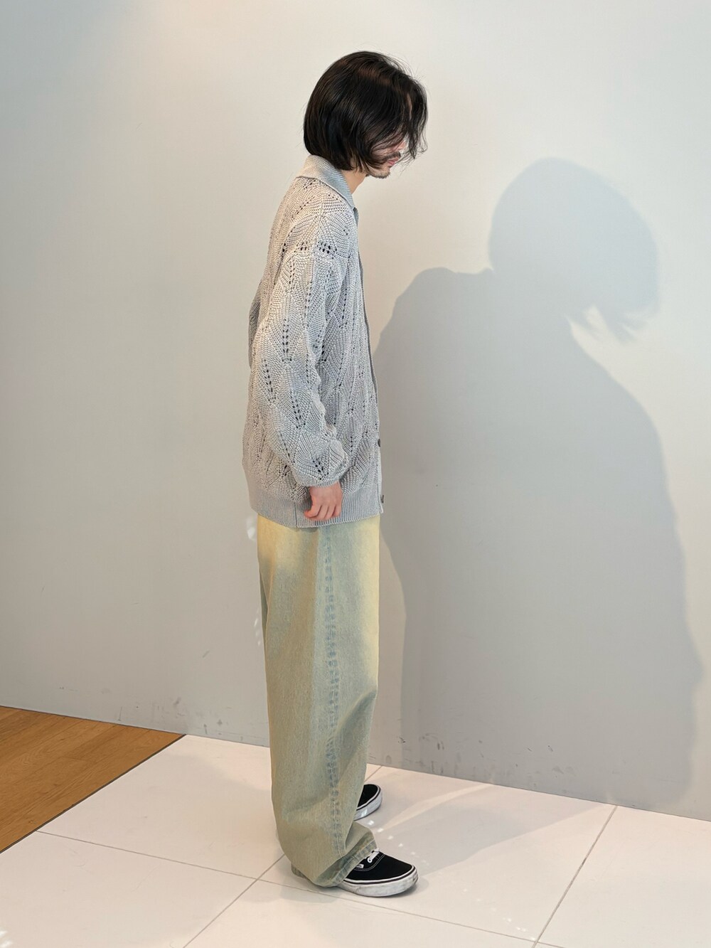 ブルー系のデニムパンツ、グレー系のカーディガン/ボレロを着用したメンズの冬コーディネートの2枚目の写真