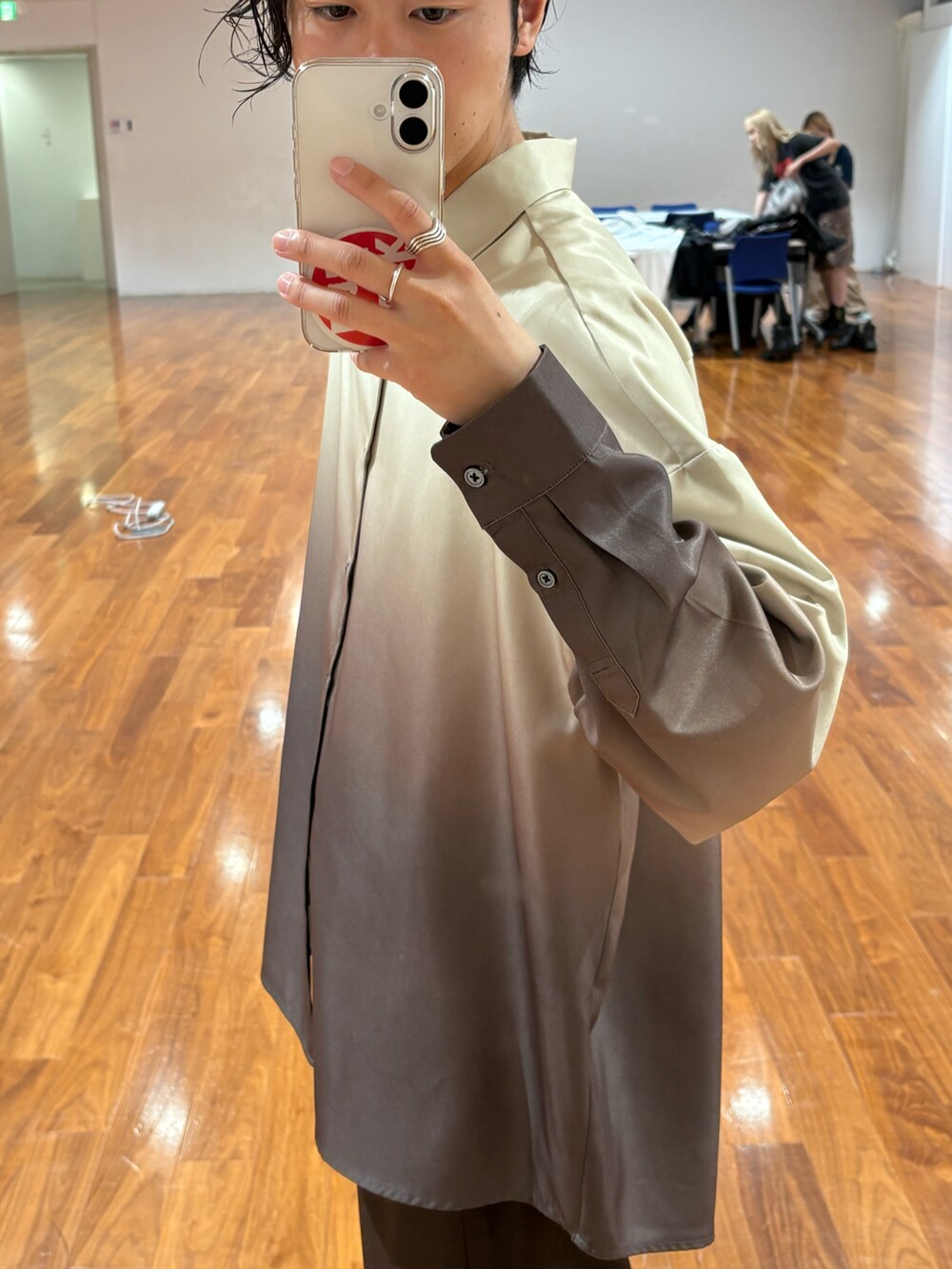 ブラウン系のシャツ/ブラウス、ブラック系のドレスシューズを着用したメンズの秋コーディネートの2枚目の写真