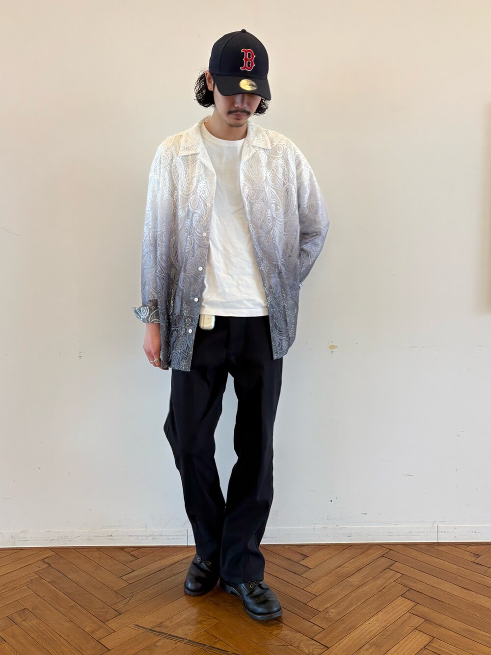 ホワイト系のシャツ/ブラウスを着用したメンズの春コーディネートの2枚目の写真