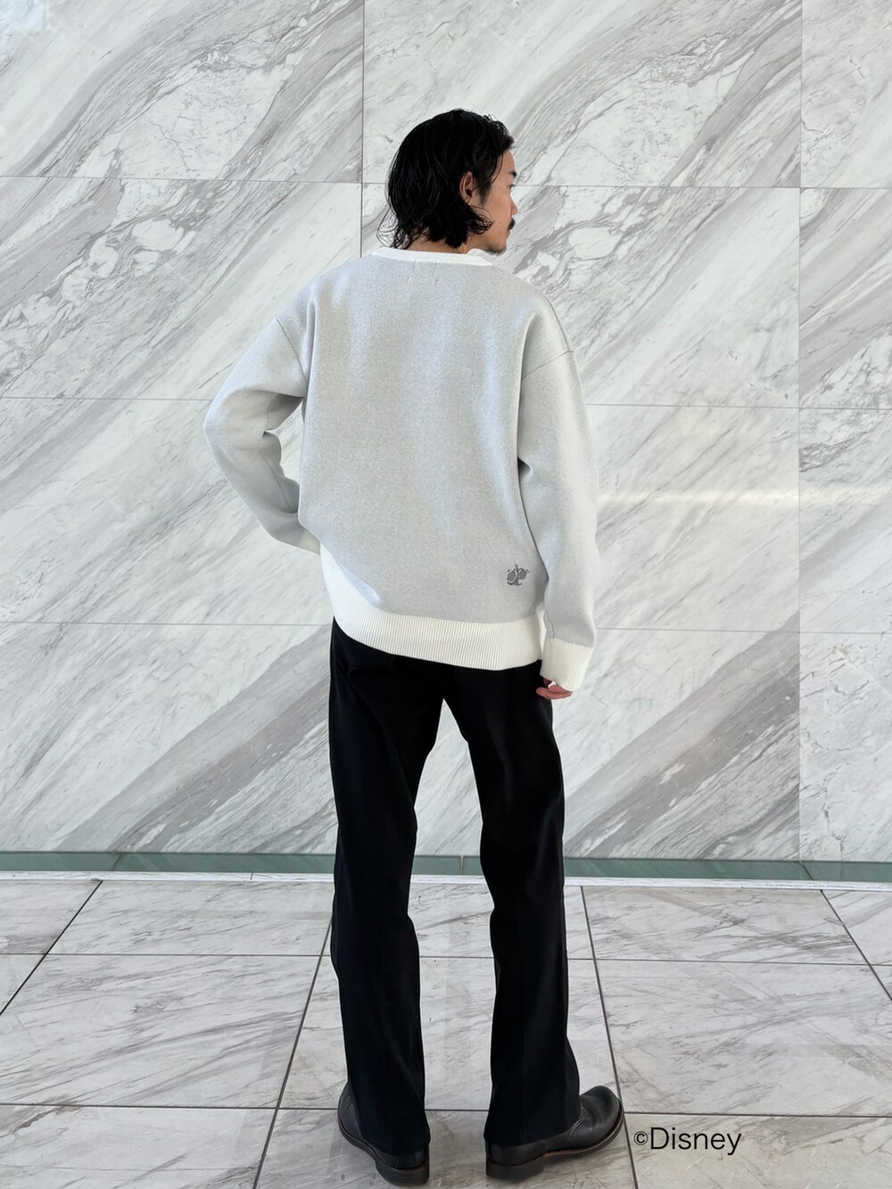 ホワイト系のニット/セーターを着用したメンズの冬コーディネートの2枚目の写真