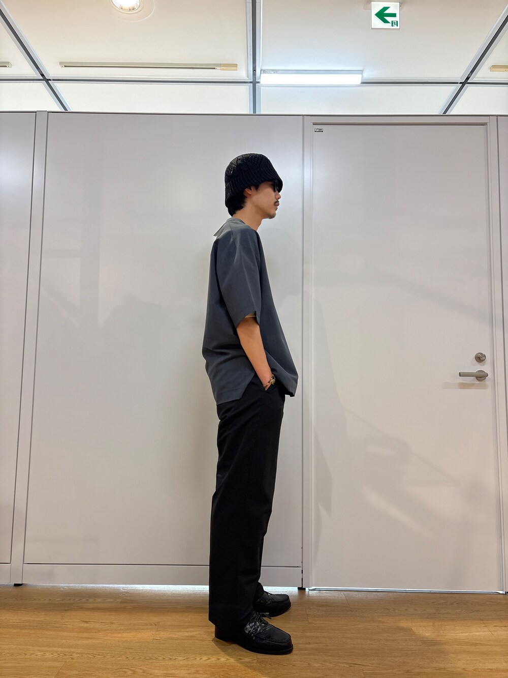 グレー系のシャツ/ブラウス、ブラック系のその他パンツ、ブラック系のサンダルを着用したメンズの春コーディネートの2枚目の写真