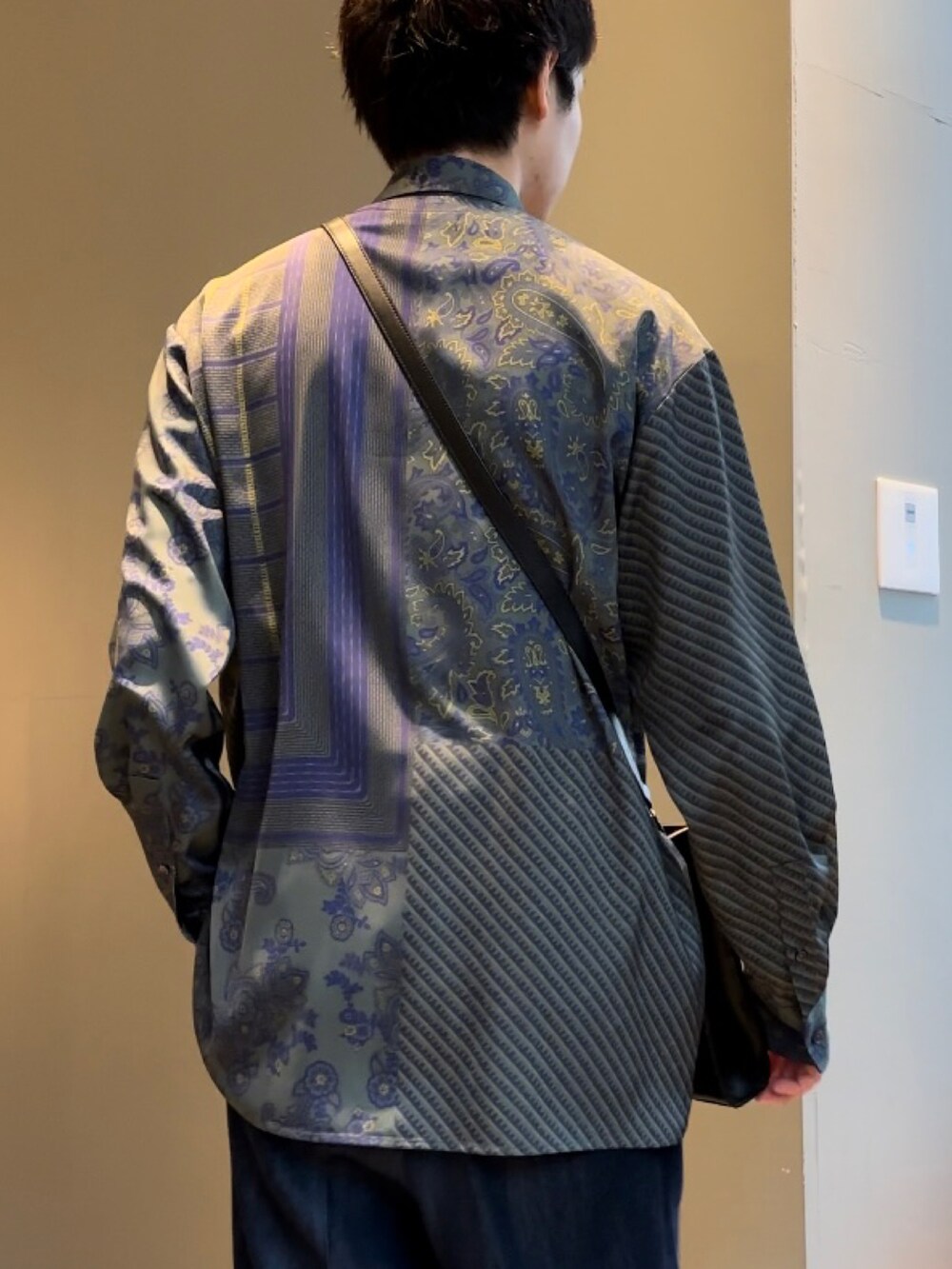 ブラック系のショルダーバッグ、ブラック系のサンダル、グリーン系のシャツ/ブラウスを着用したメンズの冬コーディネートの3枚目の写真