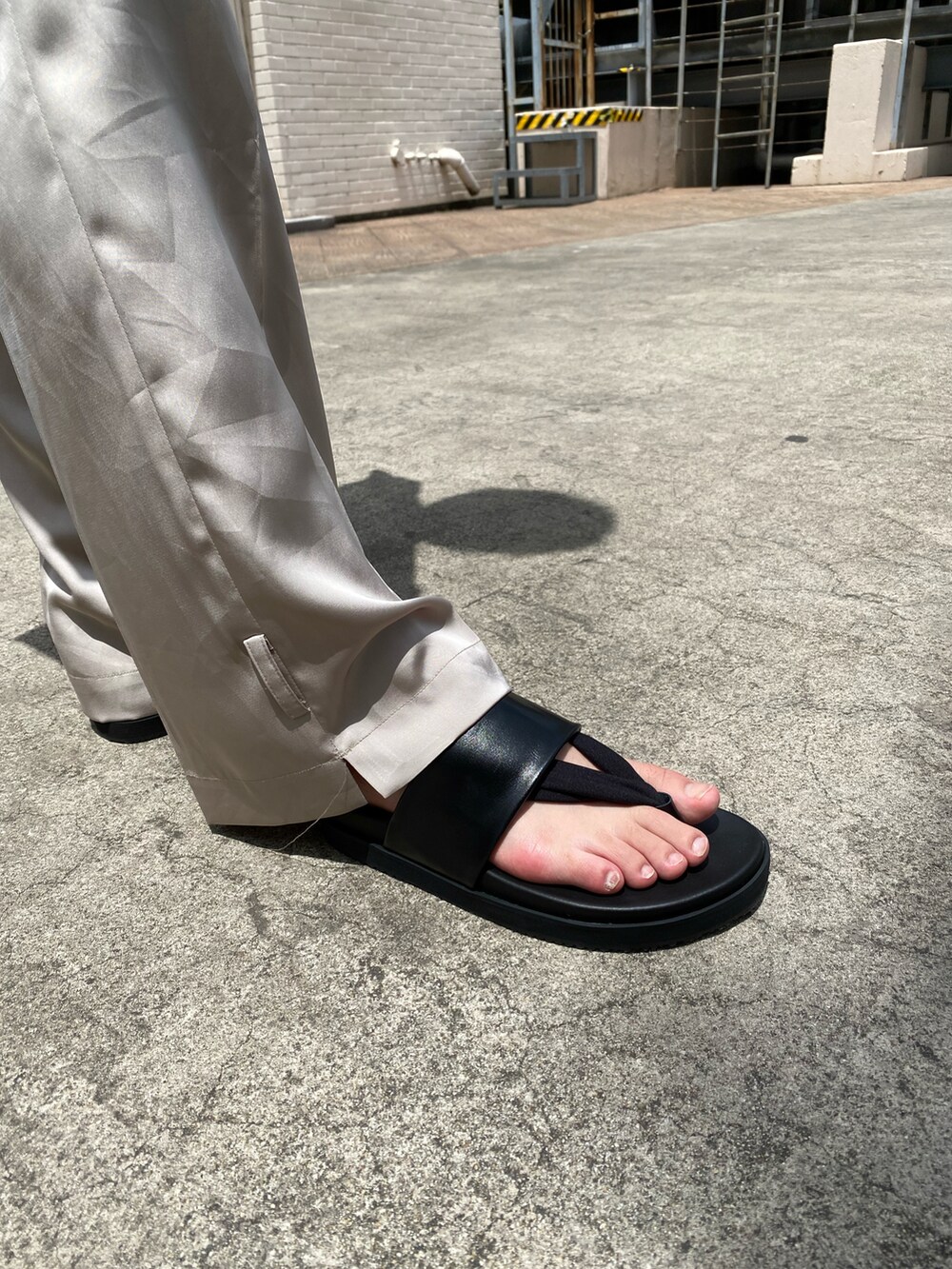 ホワイト系のTシャツ/カットソー、グリーン系のショルダーバッグ、ベージュ系のその他パンツを着用したメンズの夏コーディネートの2枚目の写真