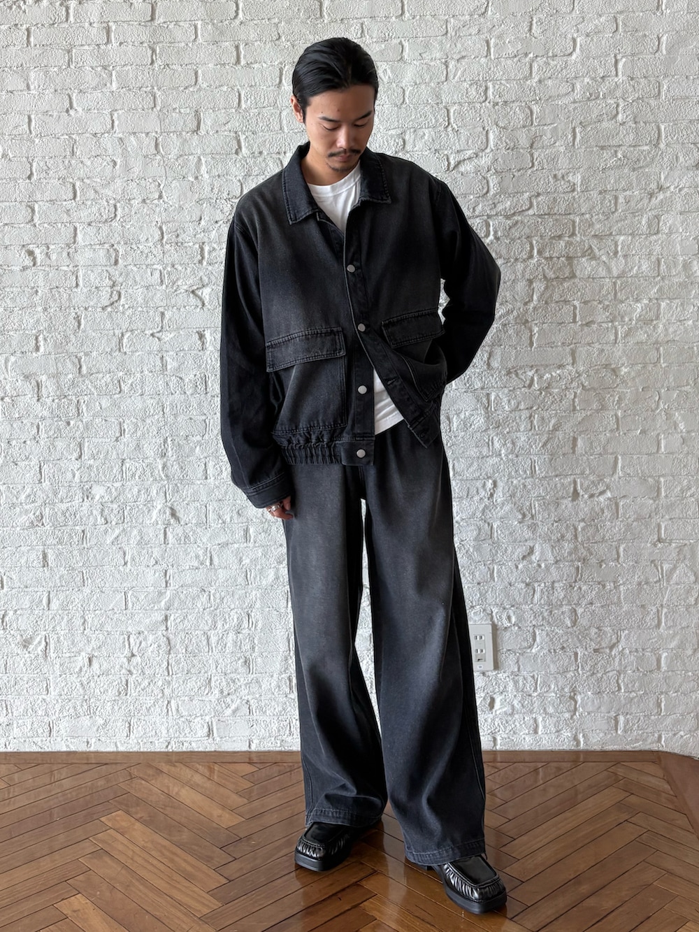 グレー系のセットアップを着用したメンズの夏コーディネートの3枚目の写真