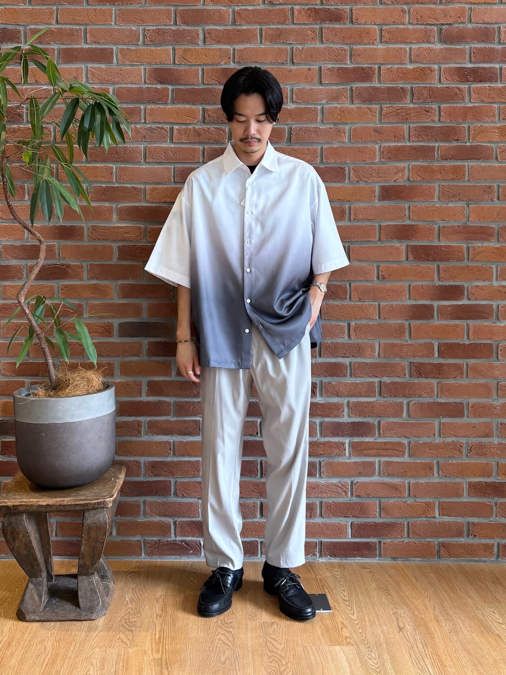 グレー系のシャツ/ブラウス、グレー系のその他パンツ、ブラック系のサンダルを着用したメンズの夏コーディネートの2枚目の写真
