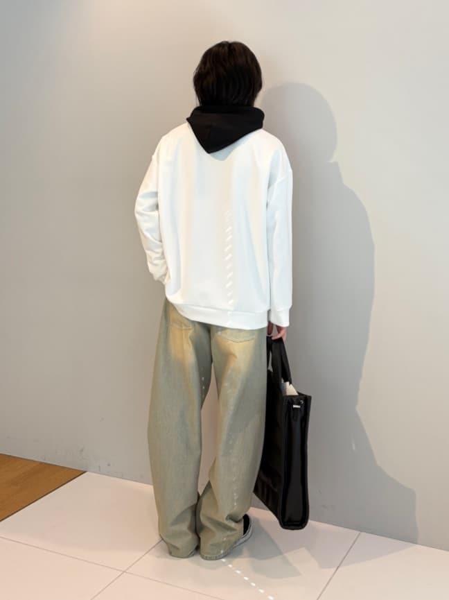 ブルー系のデニムパンツ、ホワイト系のパーカーを着用したメンズの冬コーディネートの3枚目の写真