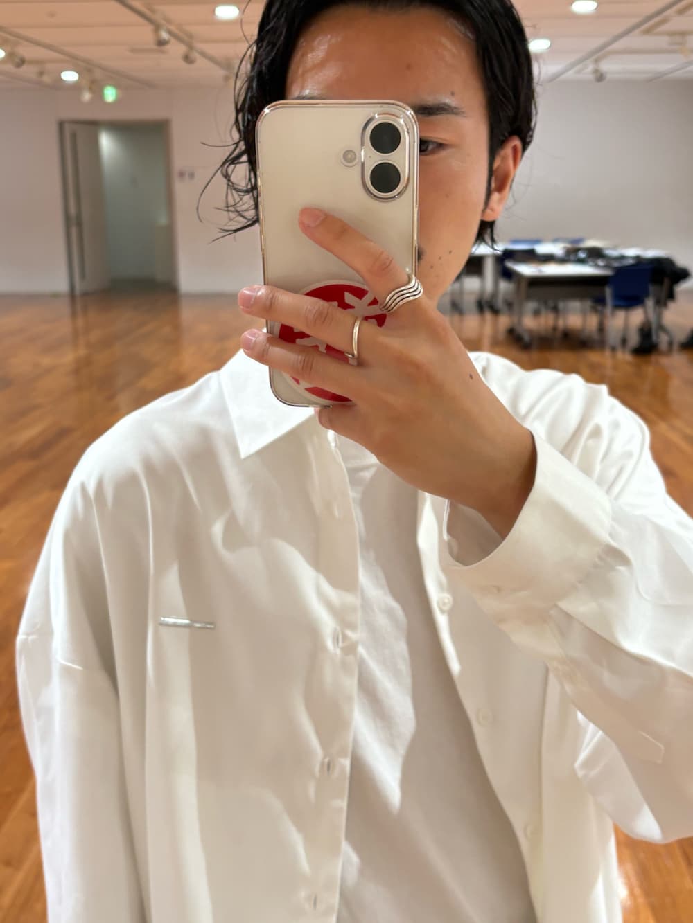 ホワイト系のシャツ/ブラウス、ブラック系のドレスシューズを着用したメンズの秋コーディネートの3枚目の写真