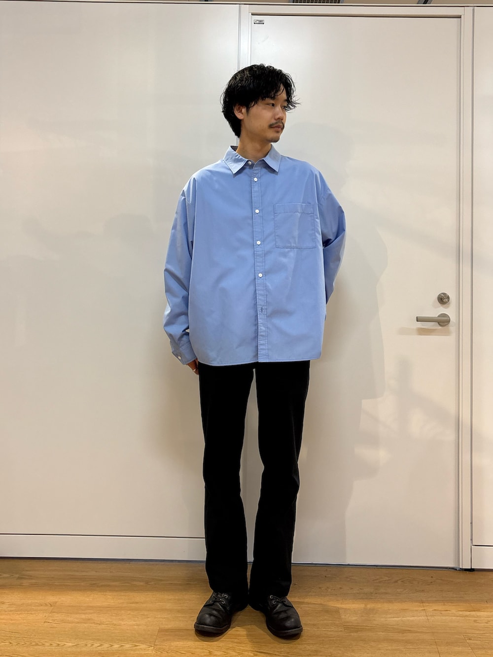 ブルー系のシャツ/ブラウスを着用したメンズの春コーディネートの2枚目の写真