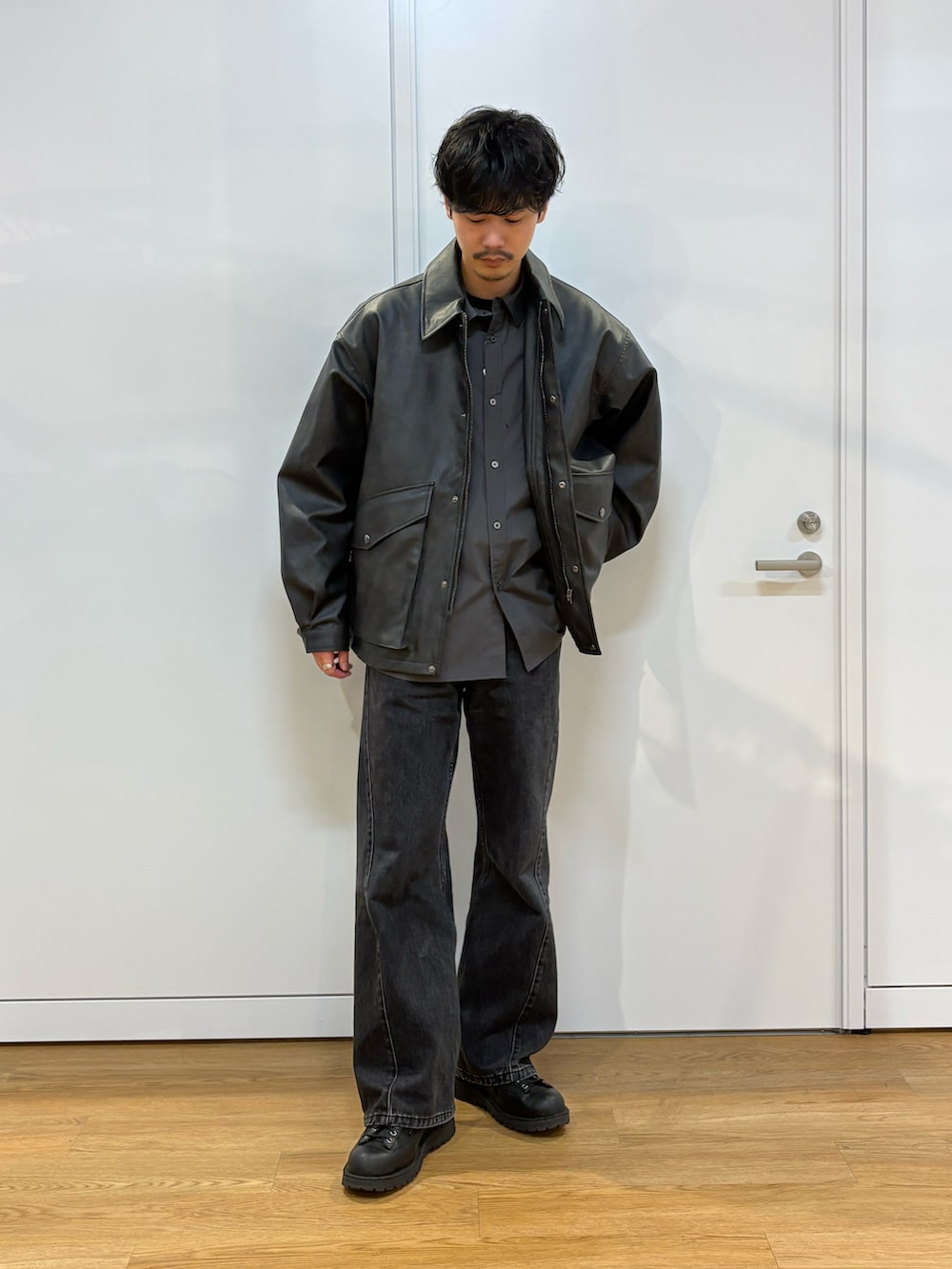 グレー系のシャツ/ブラウス、ブラック系のブルゾンを着用したメンズの春コーディネートの2枚目の写真