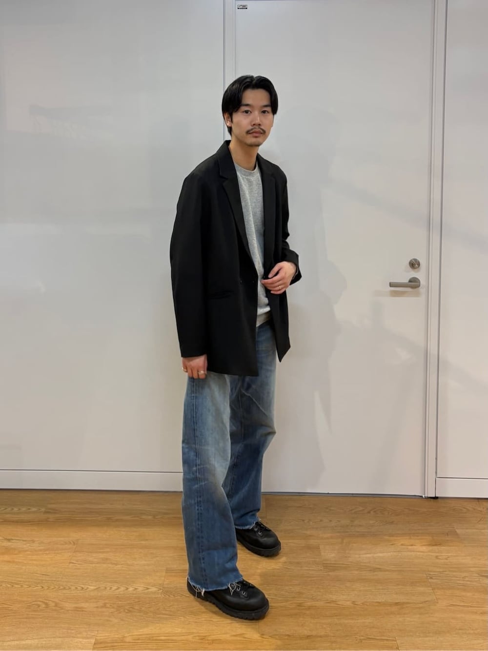 ブラック系のセットアップを着用したメンズの春コーディネートの3枚目の写真