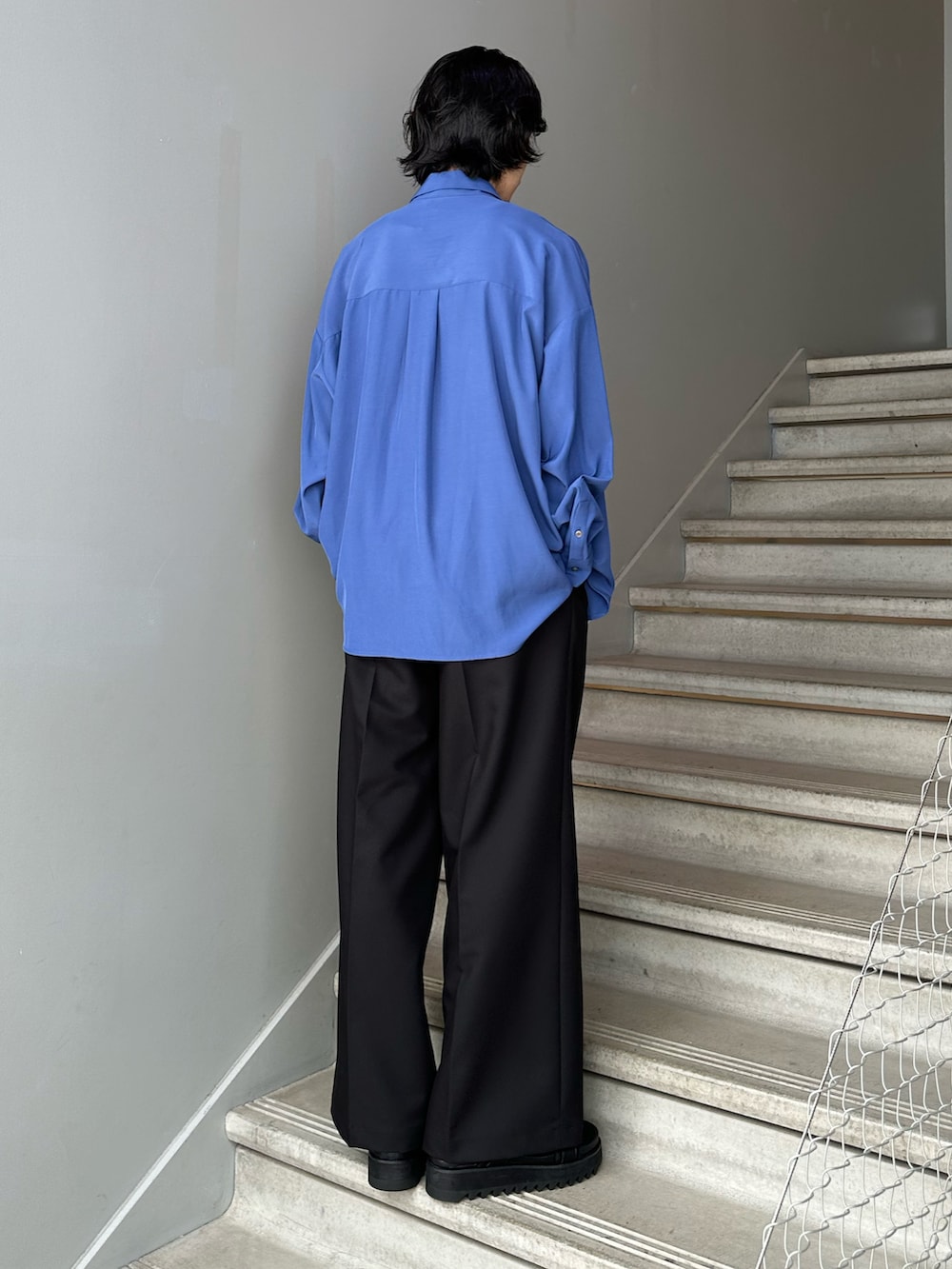 ブルー系のシャツ/ブラウス、ブラック系のスラックス、ブラック系のサンダルを着用したメンズの夏コーディネートの3枚目の写真