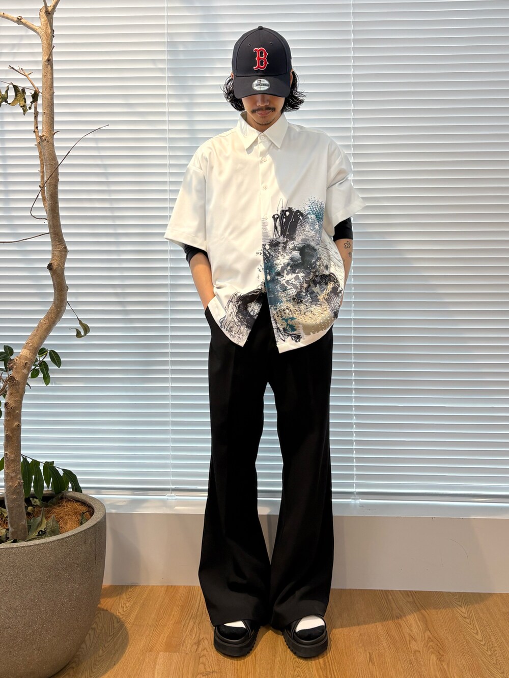 ブラック系のサンダル、ブラック系のその他パンツを着用したメンズの春コーディネートの2枚目の写真