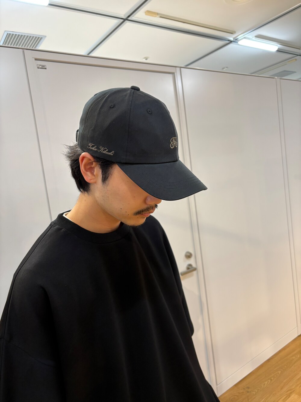 ブラック系のトートバッグ、ブラック系のTシャツ/カットソー、ブラック系のその他パンツを着用したメンズの春コーディネートの3枚目の写真