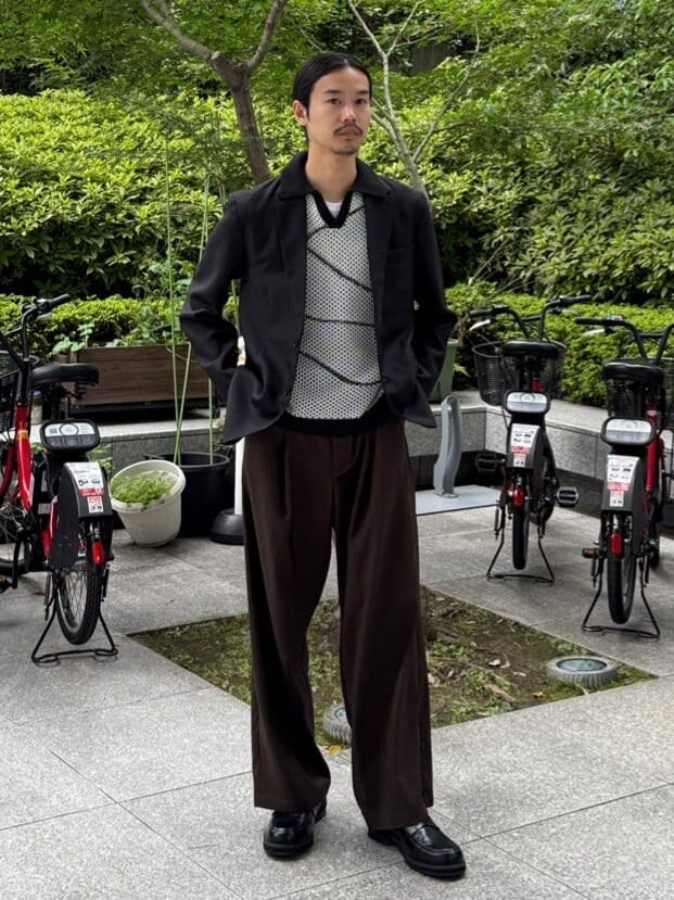 ブラック系のニット/セーター、ブラウン系のその他パンツ、ブラック系のセットアップを着用したメンズの夏コーディネートの2枚目の写真