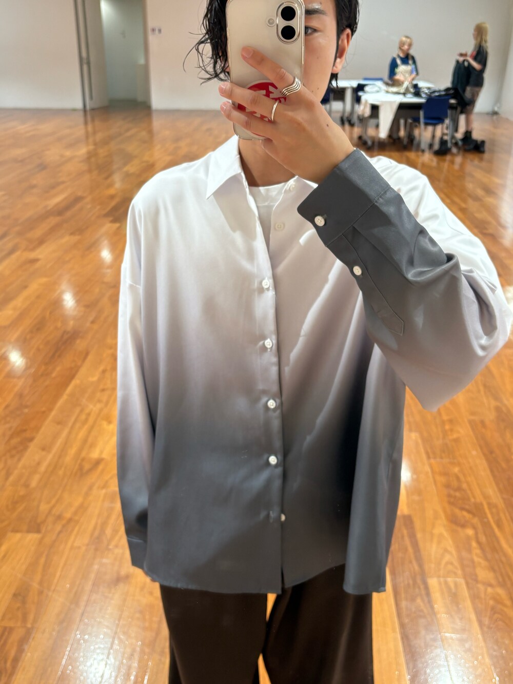 グレー系のシャツ/ブラウスを着用したメンズの秋コーディネートの3枚目の写真