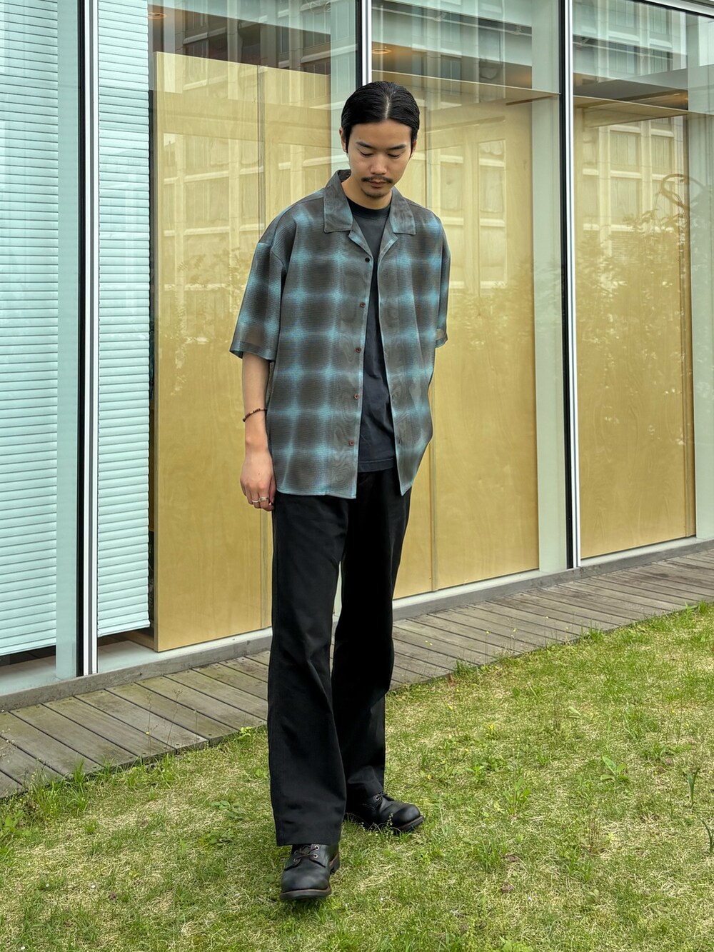 グリーン系のシャツ/ブラウスを着用したメンズの春コーディネートの2枚目の写真