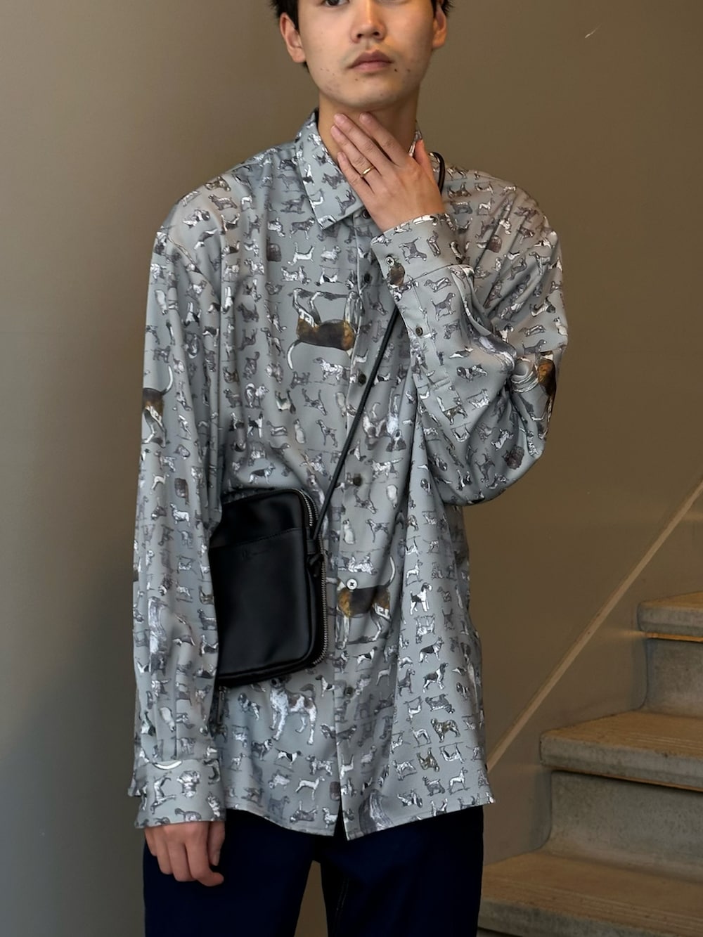 グレー系のシャツ/ブラウス、ブラック系のショルダーバッグ、ブルー系のデニムパンツを着用したメンズの冬コーディネートの2枚目の写真