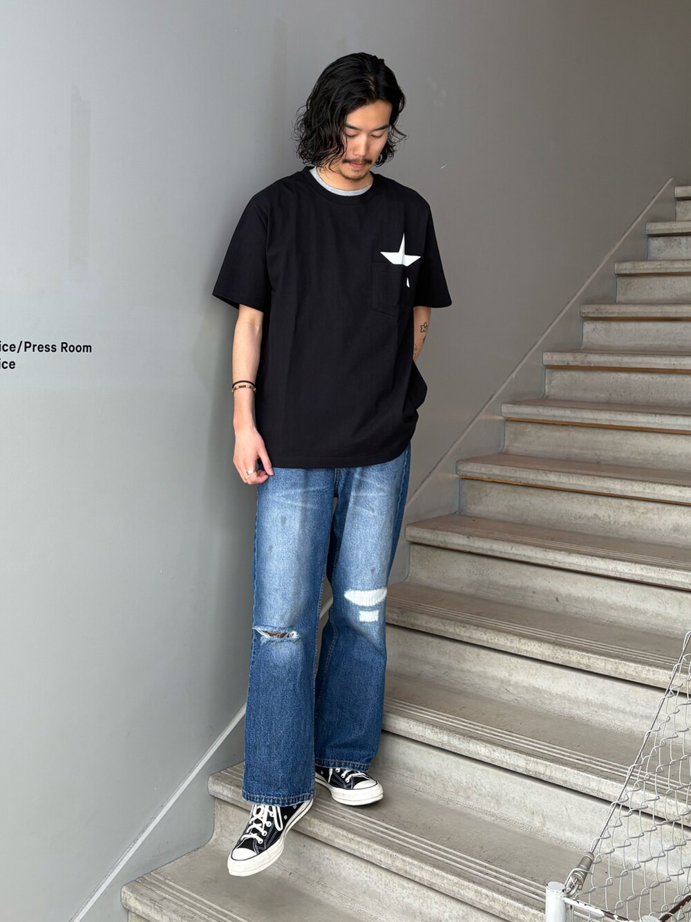 ブラック系のTシャツ/カットソー、ブルー系のデニムパンツを着用したメンズの春コーディネートの2枚目の写真