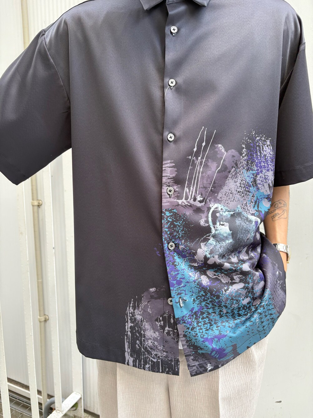 ブラック系のシャツ/ブラウス、ベージュ系のその他パンツ、ブラック系のサンダルを着用したメンズの春コーディネートの4枚目の写真