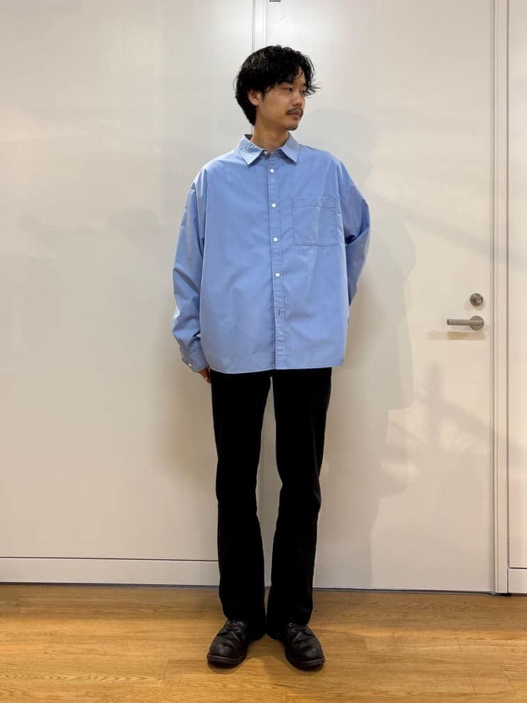ブルー系のシャツ/ブラウスを着用したメンズの春コーディネートの2枚目の写真