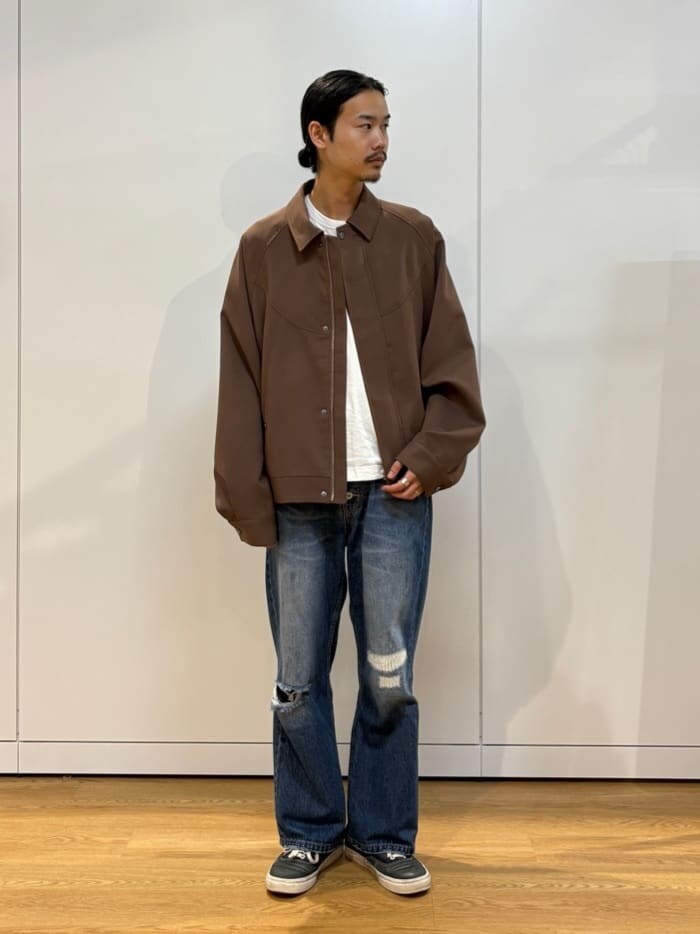 ブルー系のデニムパンツ、ブラウン系のブルゾンを着用したメンズの夏コーディネートの2枚目の写真