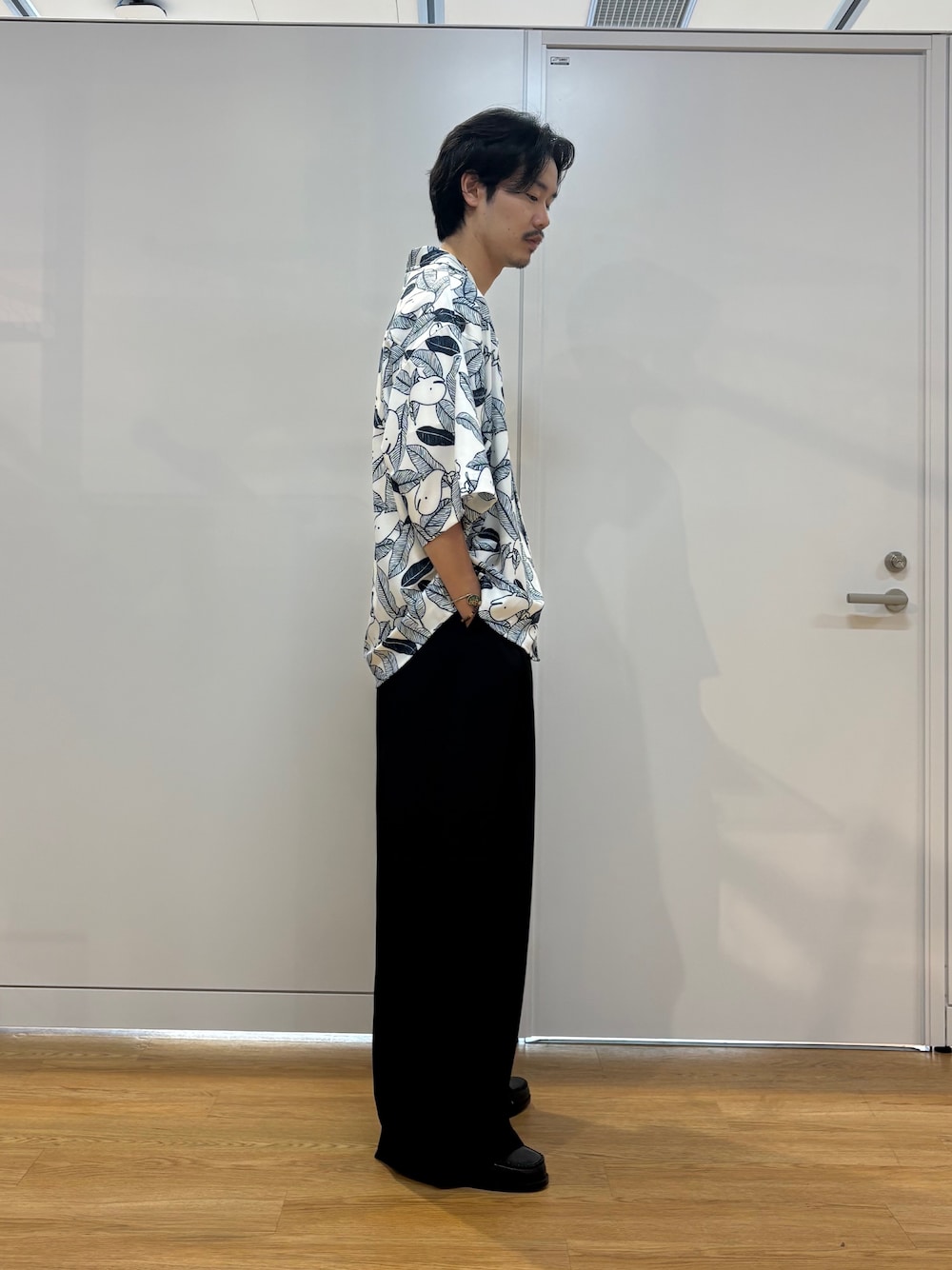 ブラック系のその他パンツ、ホワイト系のシャツ/ブラウスを着用したメンズの春コーディネートの2枚目の写真
