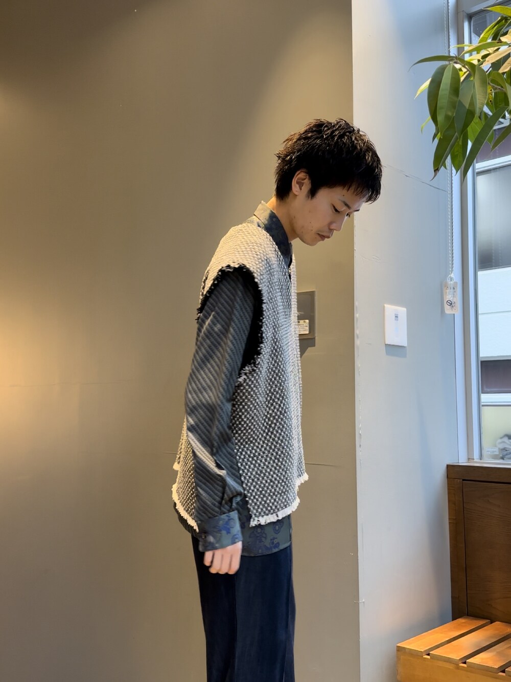 グリーン系のシャツ/ブラウス、ブラック系のサンダルを着用したメンズの冬コーディネートの2枚目の写真