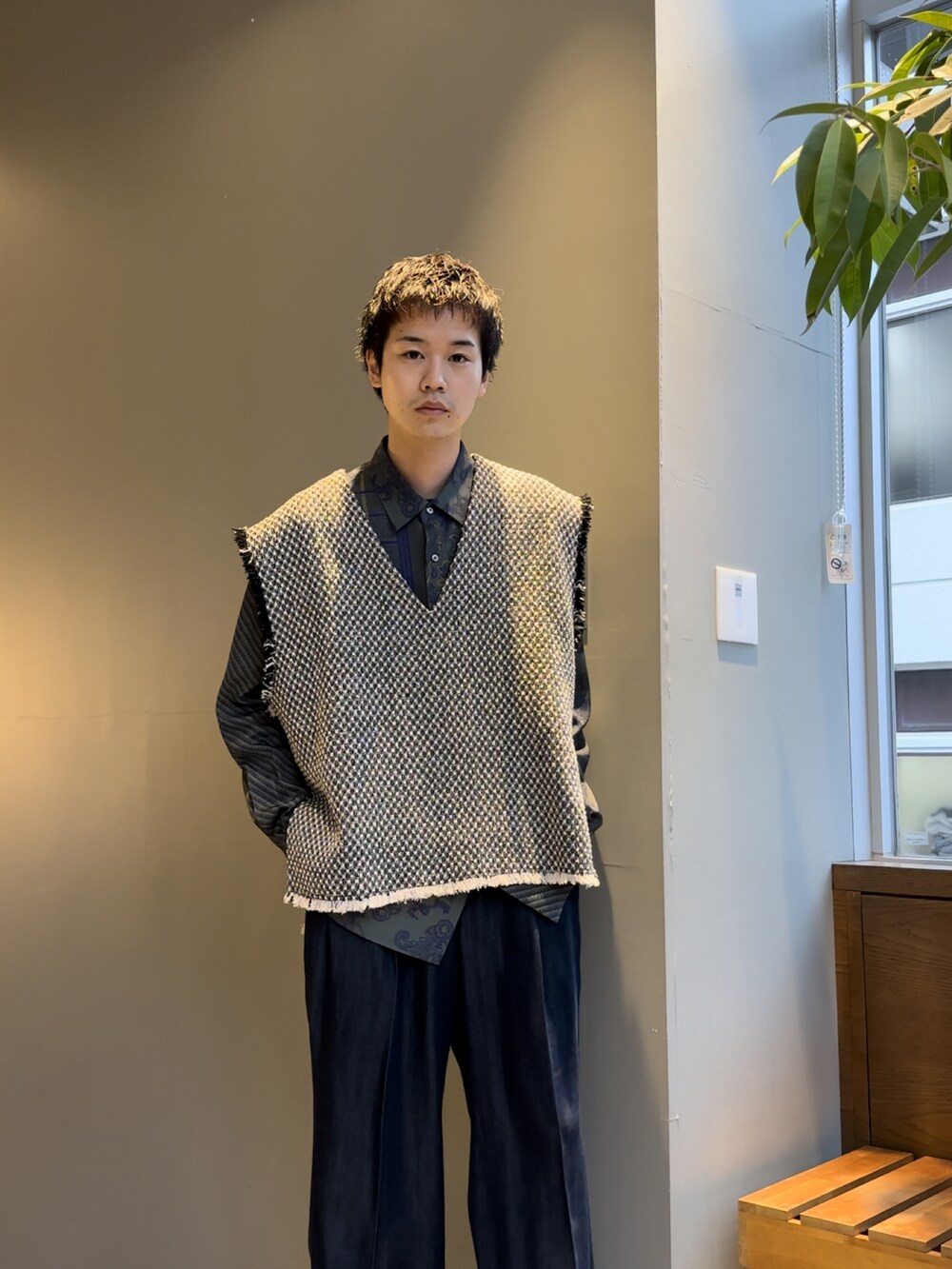 グリーン系のシャツ/ブラウス、ブラック系のサンダルを着用したメンズの冬コーディネートの3枚目の写真