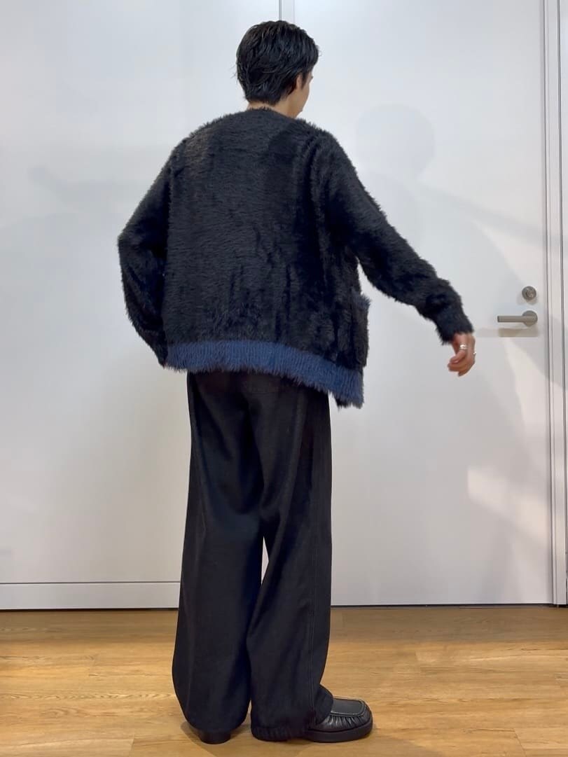 ブラック系のカーディガン/ボレロを着用したメンズの秋コーディネートの2枚目の写真
