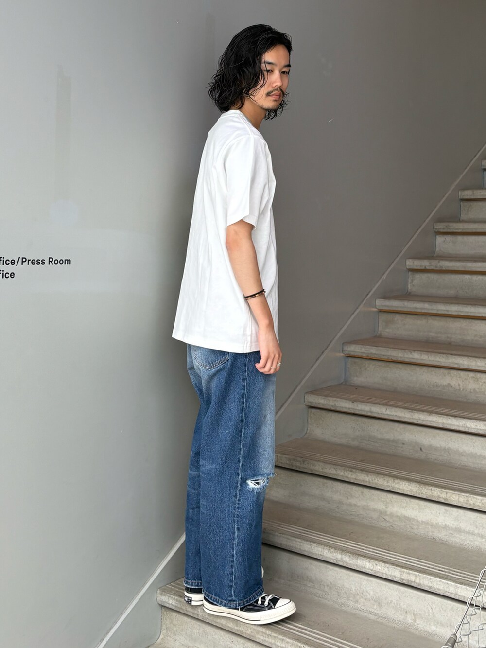 ホワイト系のTシャツ/カットソー、ブルー系のデニムパンツを着用したメンズの春コーディネートの2枚目の写真