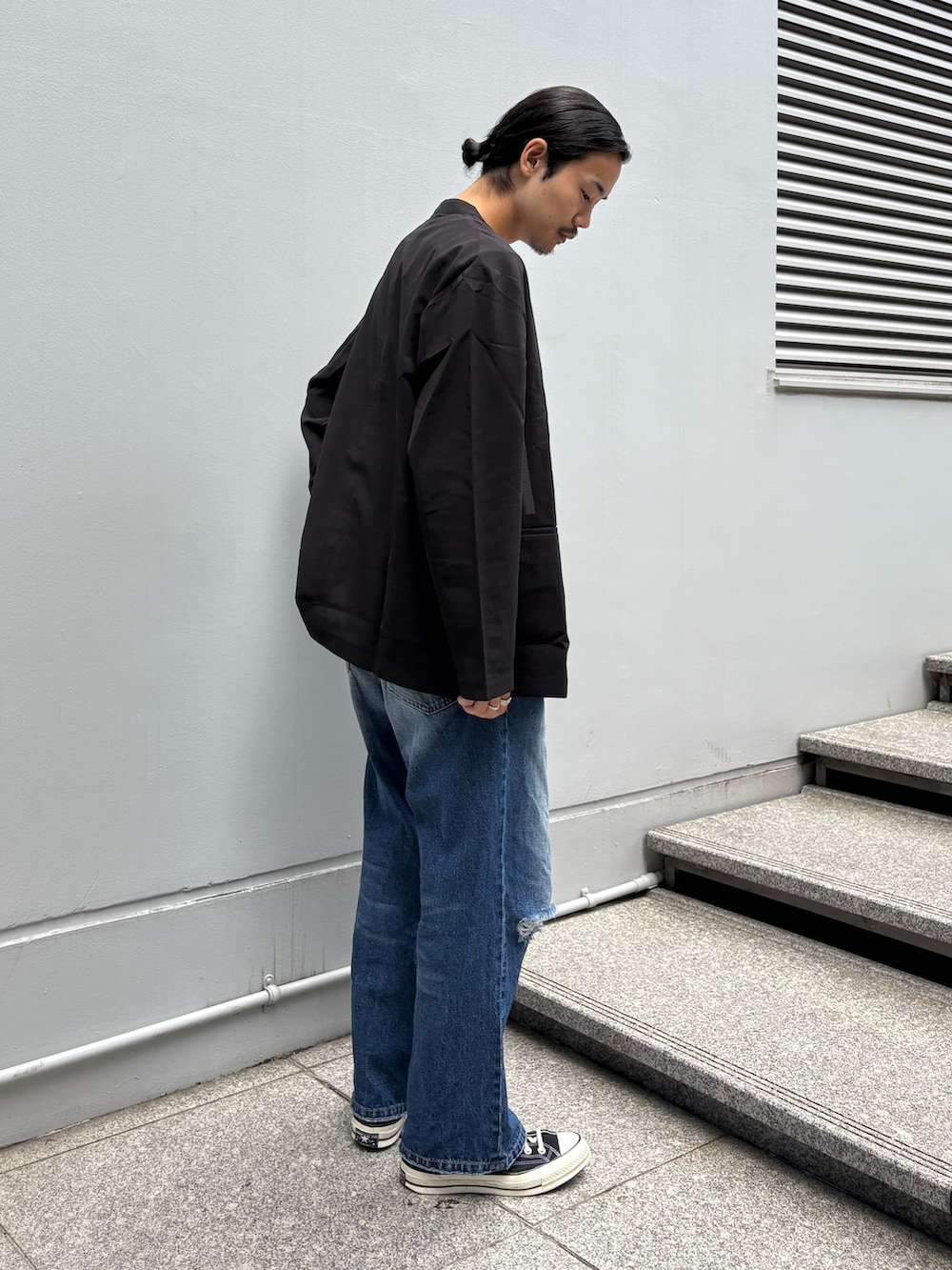 ブルー系のデニムパンツ、ブラック系のセットアップを着用したメンズの夏コーディネートの2枚目の写真