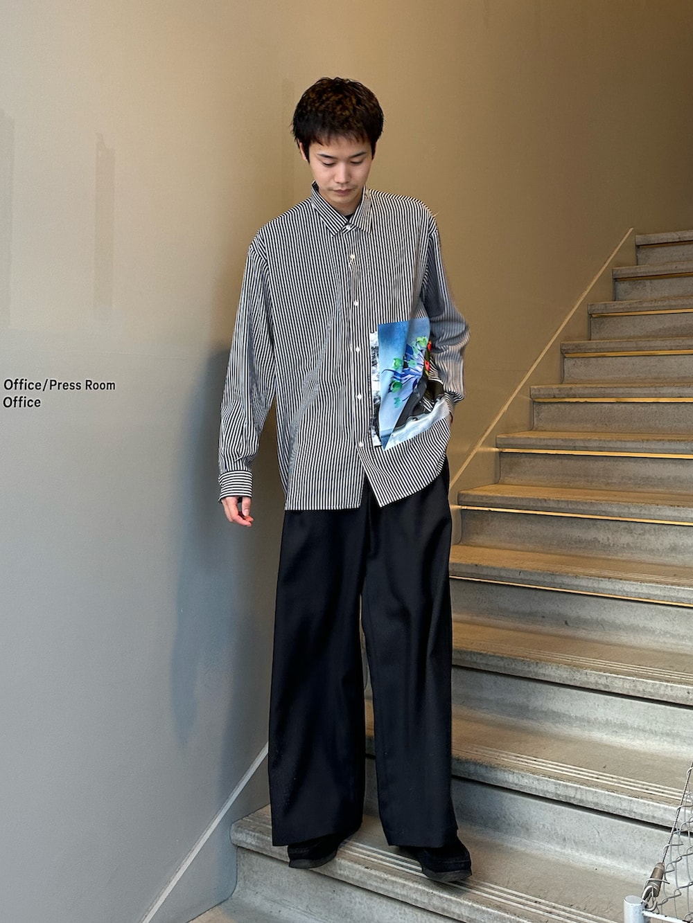 ブラック系のシャツ/ブラウス、ブラック系のその他パンツを着用したメンズの冬コーディネートの2枚目の写真