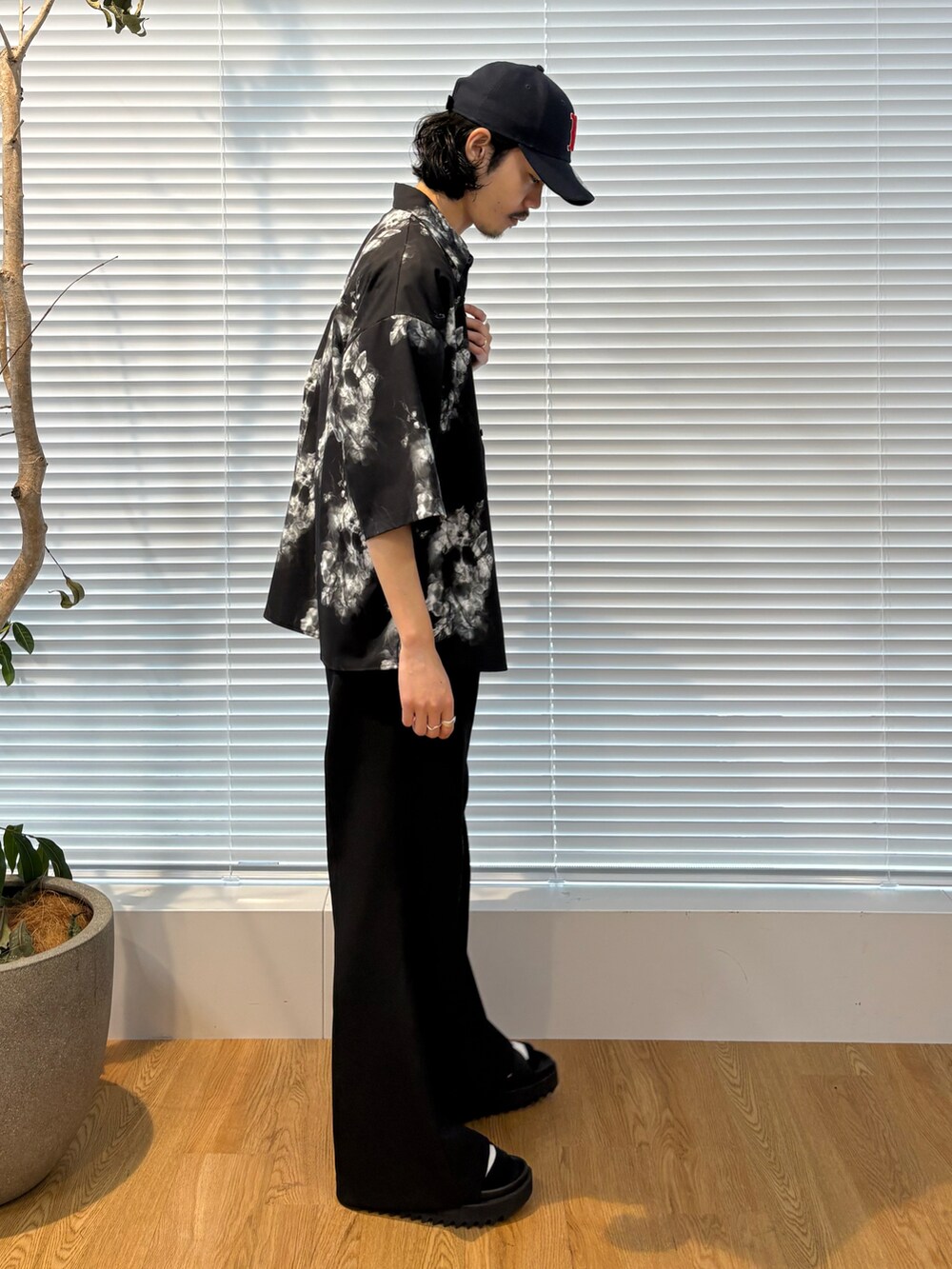 ブラック系のシャツ/ブラウス、ブラック系のその他パンツ、ブラック系のサンダルを着用したメンズの春コーディネートの3枚目の写真