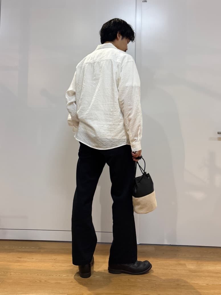 ホワイト系のシャツ/ブラウス、ホワイト系のショルダーバッグを着用したメンズの春コーディネートの2枚目の写真