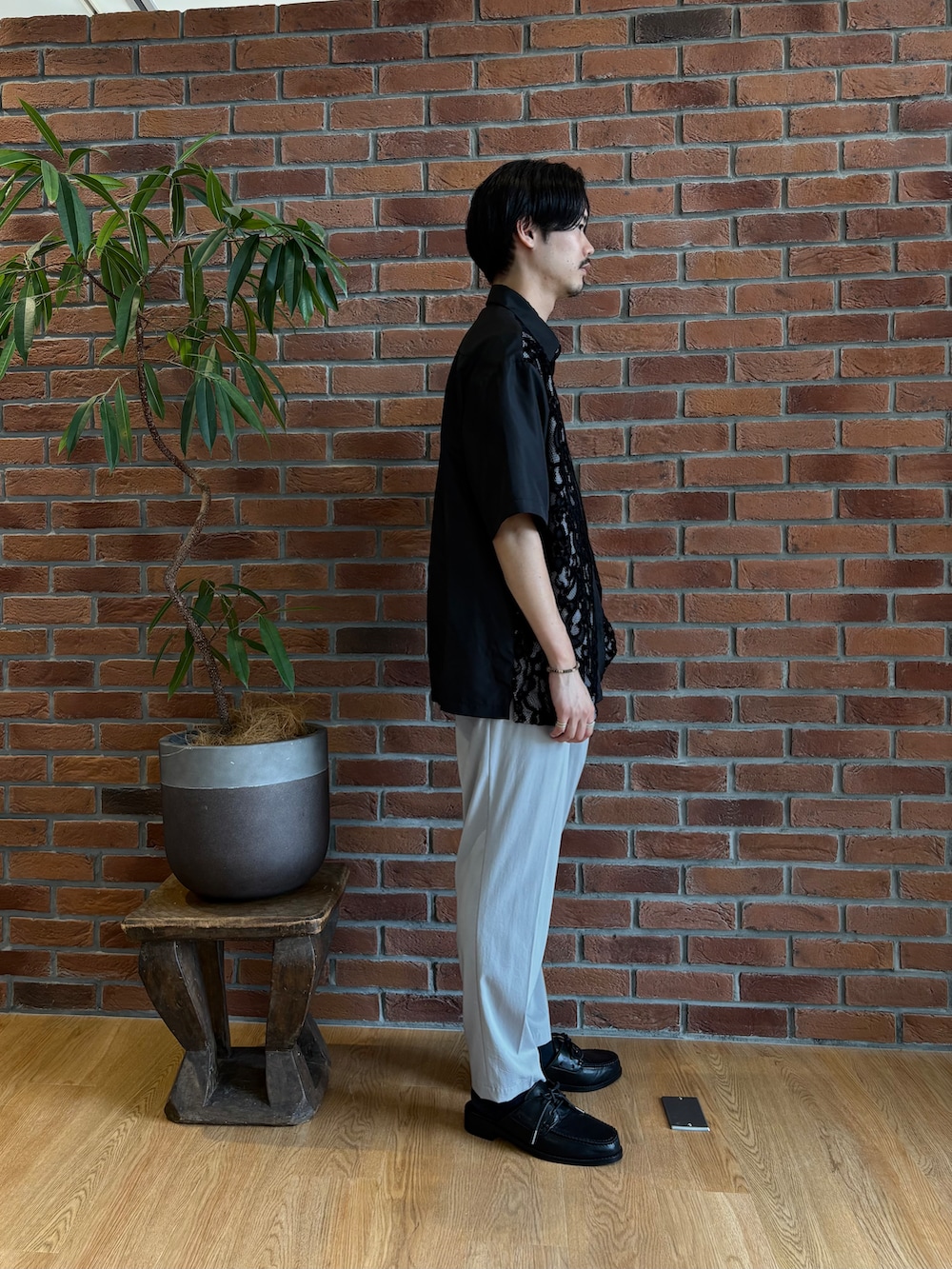 ブラック系のシャツ/ブラウス、グレー系のその他パンツ、ブラック系のサンダルを着用したメンズの夏コーディネートの3枚目の写真