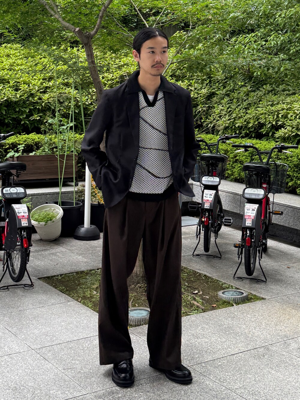 ブラウン系のその他パンツ、ブラック系のニット/セーター、ブラック系のその他シューズを着用したメンズの夏コーディネートの2枚目の写真