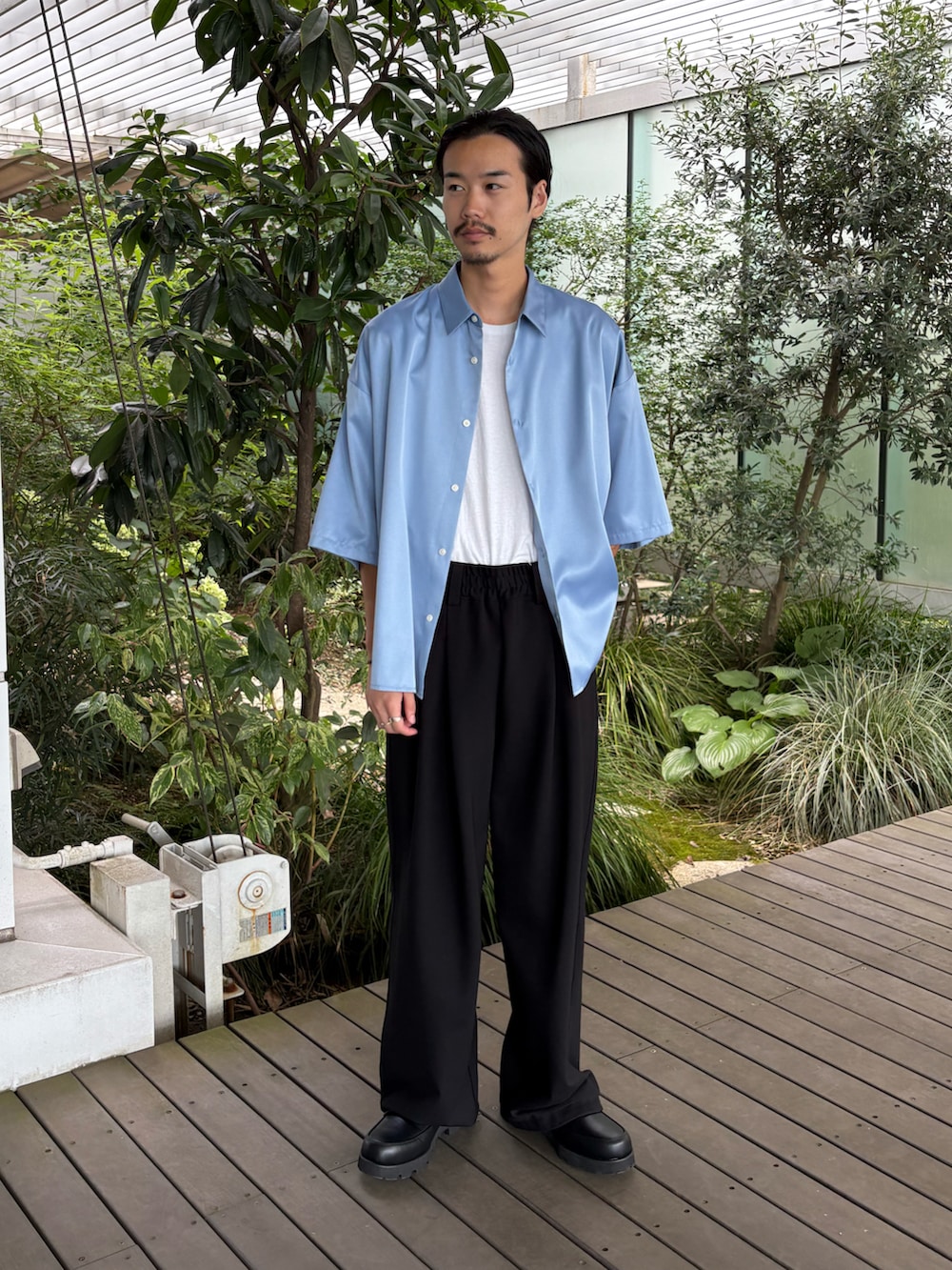 ブルー系のシャツ/ブラウス、ブラック系のドレスシューズを着用したメンズの夏コーディネートの3枚目の写真