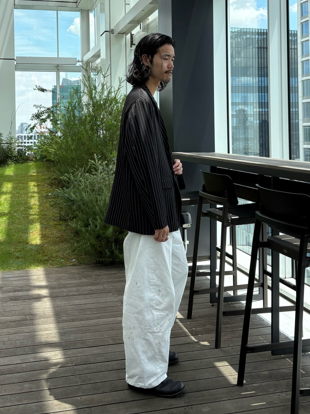 ブラック系のテーラードジャケット、ホワイト系のその他パンツを着用したメンズの夏コーディネートの2枚目の写真