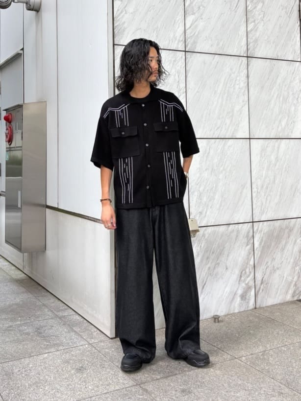 ブラック系のカーディガン/ボレロを着用したメンズの夏コーディネートの2枚目の写真