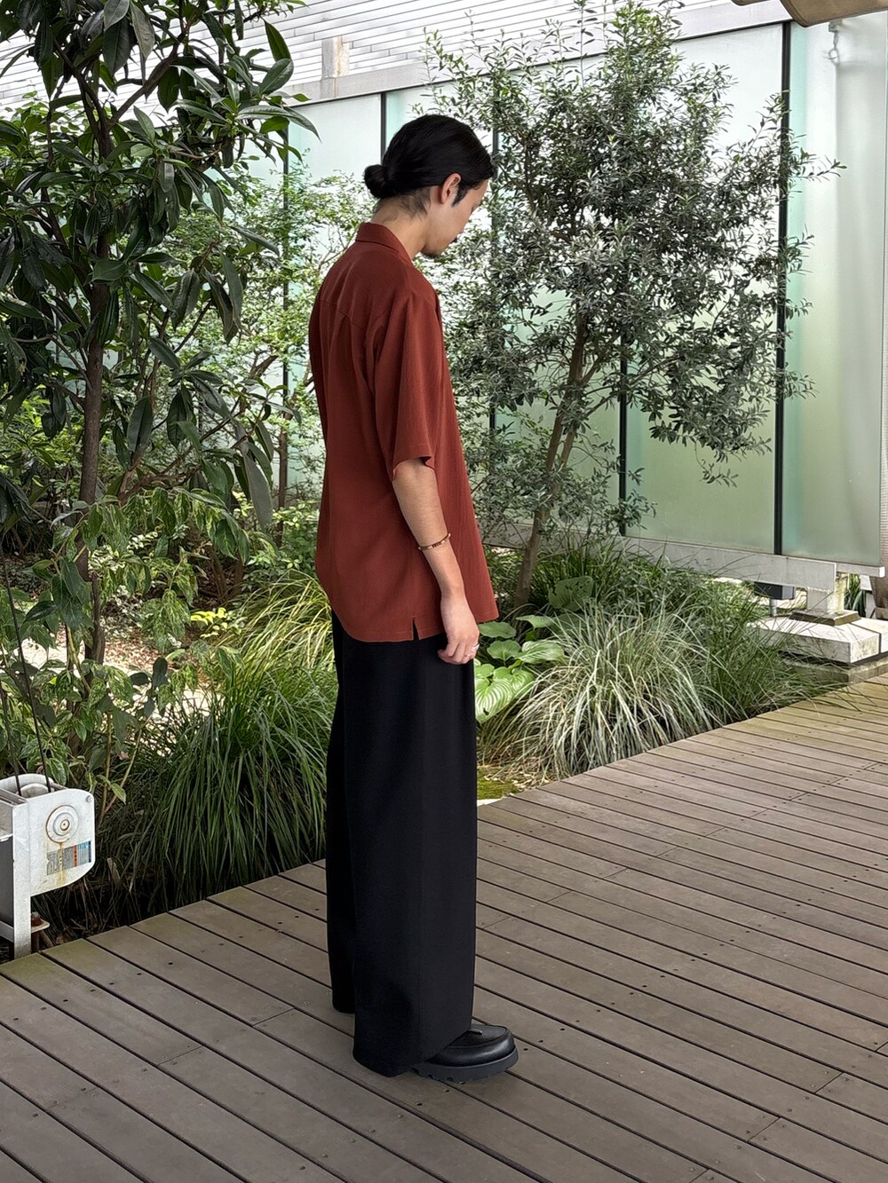 ブラウン系のシャツ/ブラウス、ブラック系のドレスシューズを着用したメンズの夏コーディネートの2枚目の写真