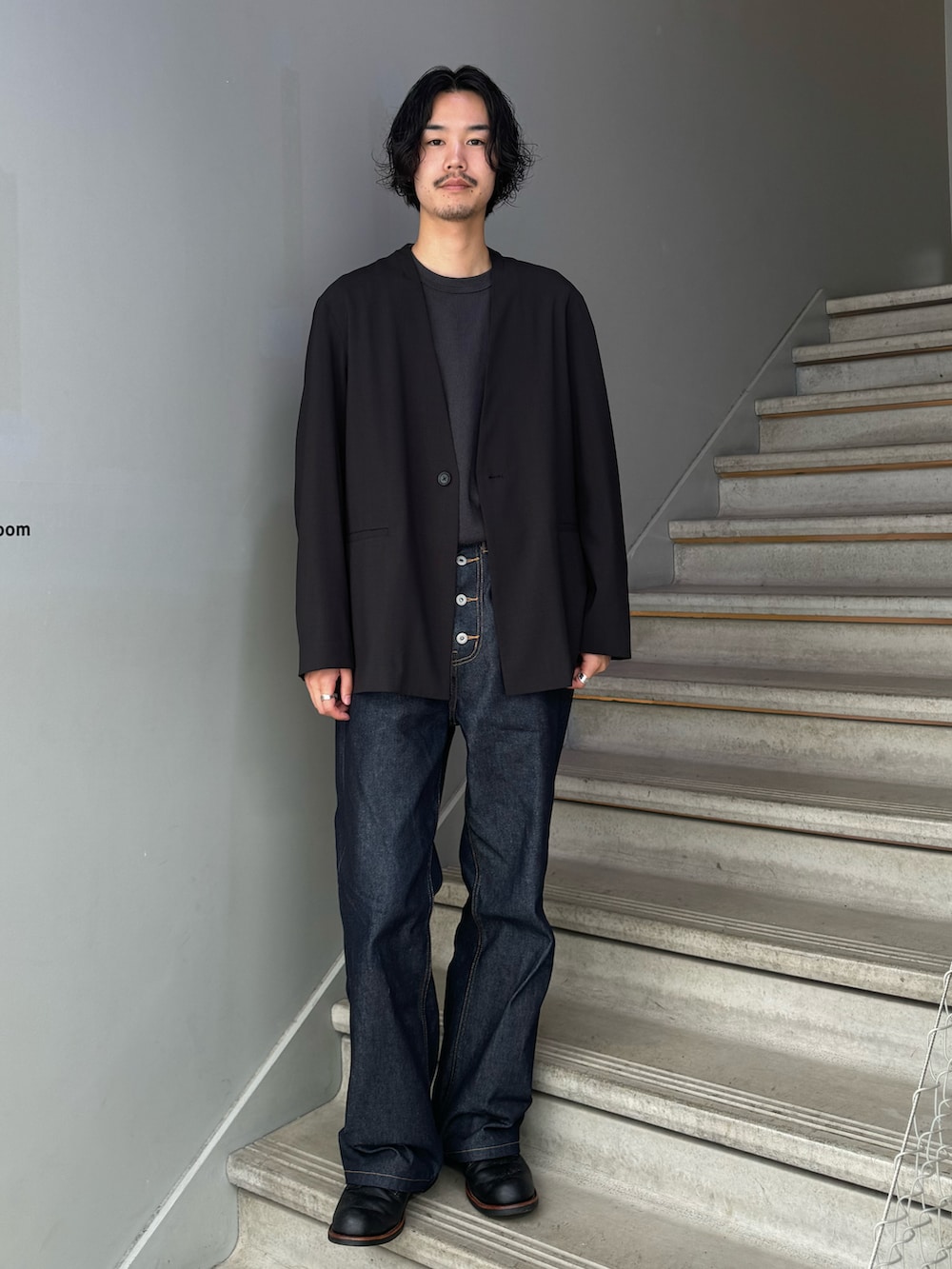 グリーン系のセットアップ、ブルー系のデニムパンツを着用したメンズの春コーディネートの2枚目の写真