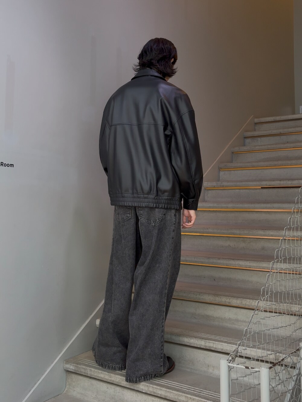 ブラック系のブルゾン、ブラック系のデニムパンツを着用したメンズの秋コーディネートの2枚目の写真