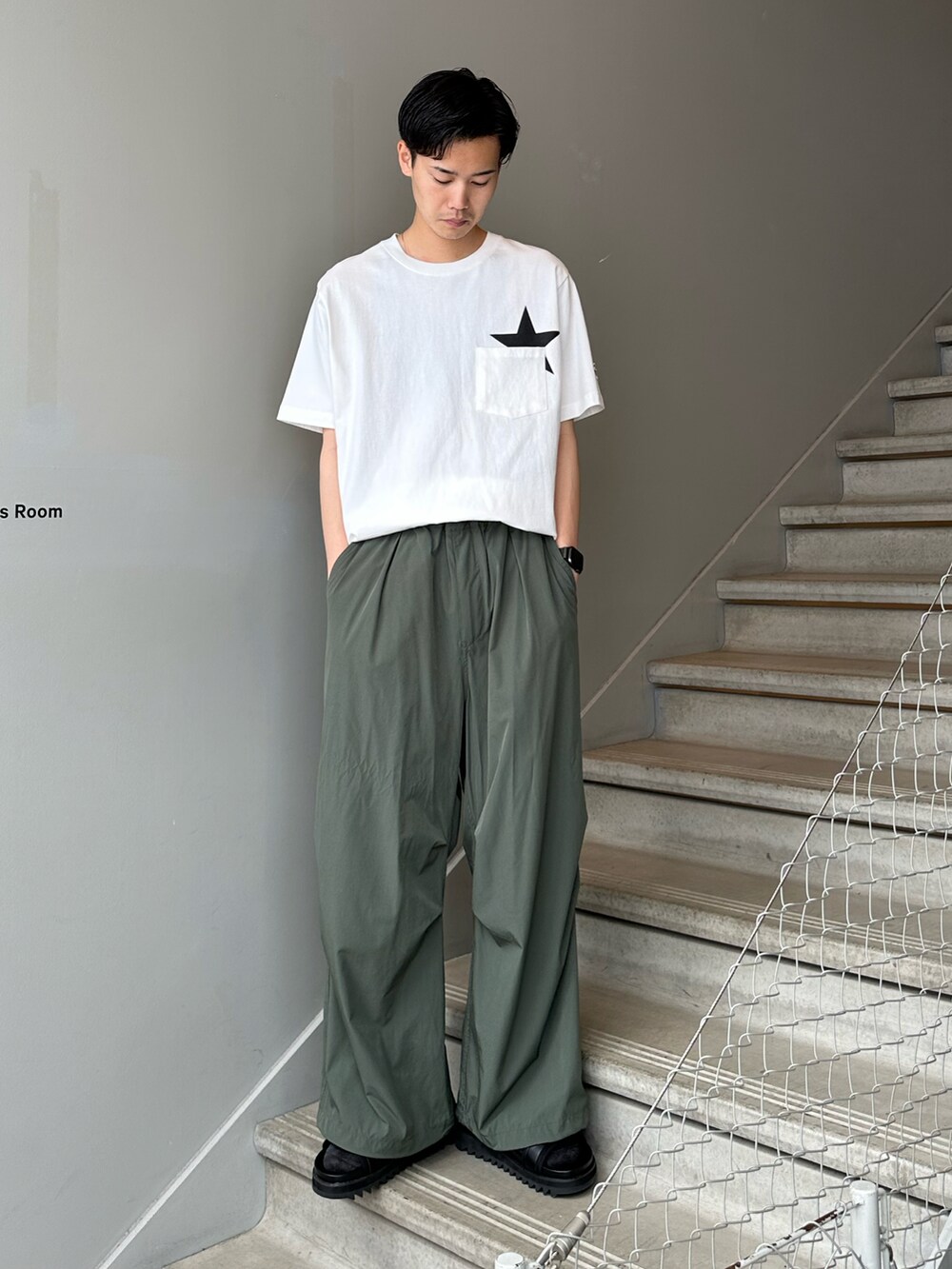 ホワイト系のTシャツ/カットソー、グリーン系のその他パンツ、ブラック系のサンダルを着用したメンズの夏コーディネートの2枚目の写真