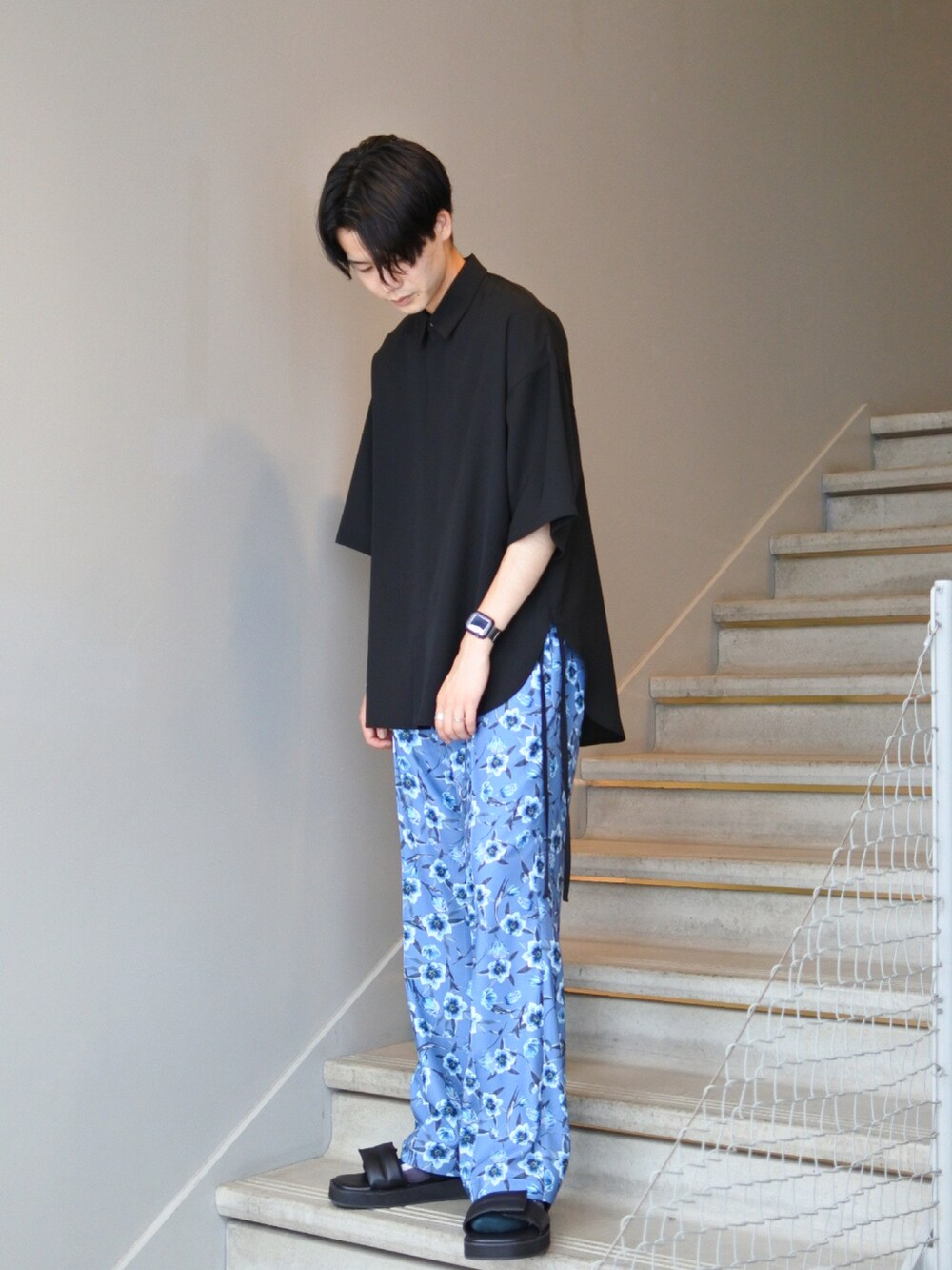 ブラック系のシャツ/ブラウス、ブルー系のその他パンツ、ブラック系のサンダルを着用したメンズの春コーディネートの2枚目の写真