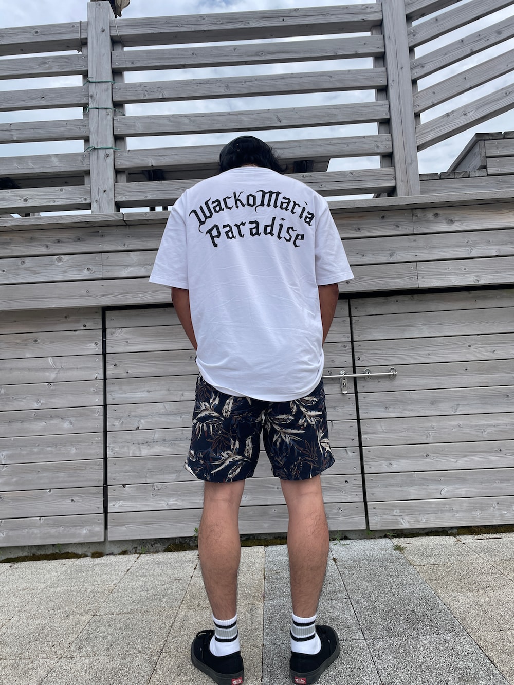 ホワイト系のTシャツ/カットソー、ブルー系のその他パンツを着用したメンズの夏コーディネートの2枚目の写真