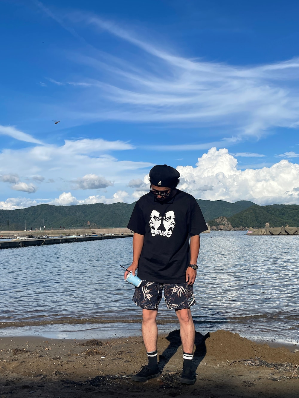 ブラック系のTシャツ/カットソー、ブルー系のその他パンツを着用したメンズの夏コーディネートの2枚目の写真