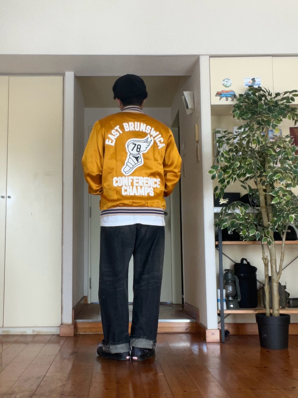 ゴールド系のスタジャン、ホワイト系のTシャツ/カットソー、ブラック系のスニーカーを着用したメンズの春コーディネートの3枚目の写真