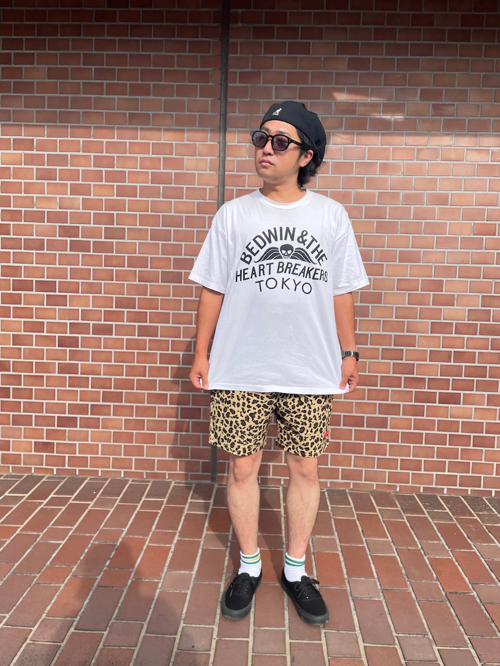 ホワイト系のTシャツ/カットソー、その他のその他パンツ、ブラック系のスニーカーを着用したメンズの夏コーディネートの2枚目の写真