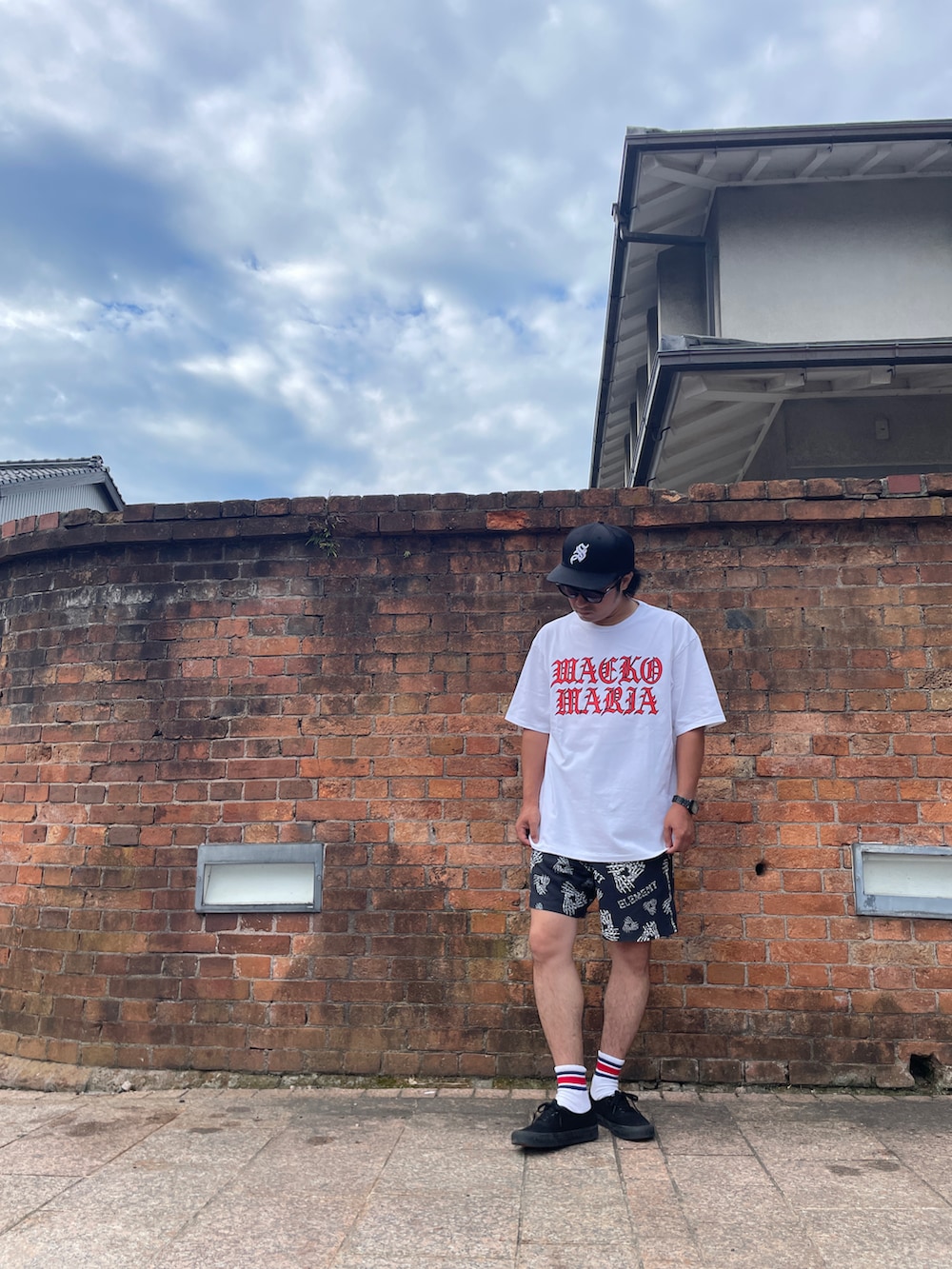 ホワイト系のTシャツ/カットソー、その他のその他パンツ、ブラック系のスニーカーを着用したメンズの夏コーディネートの3枚目の写真