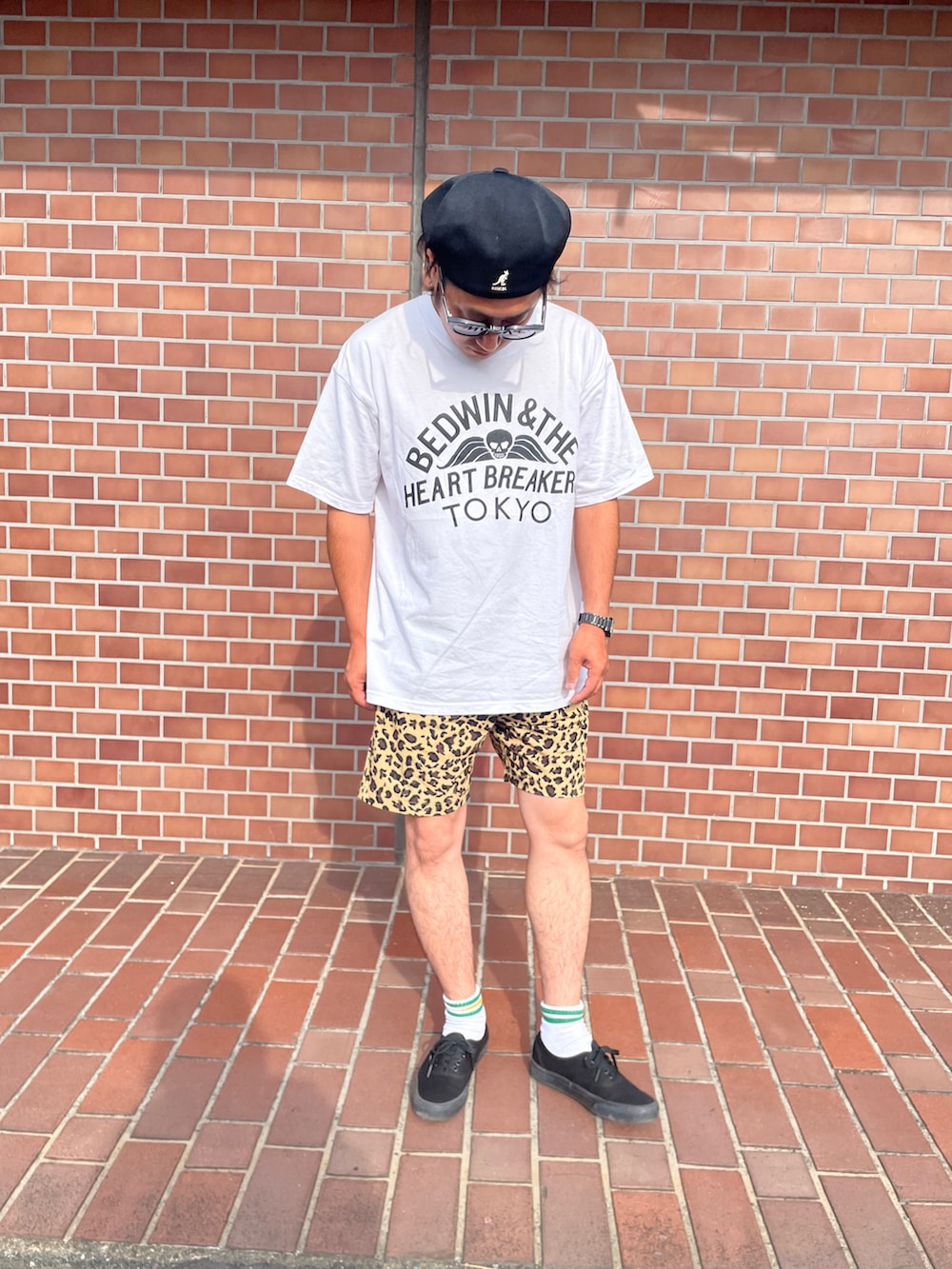 ホワイト系のTシャツ/カットソー、その他のその他パンツ、ブラック系のスニーカーを着用したメンズの夏コーディネートの3枚目の写真